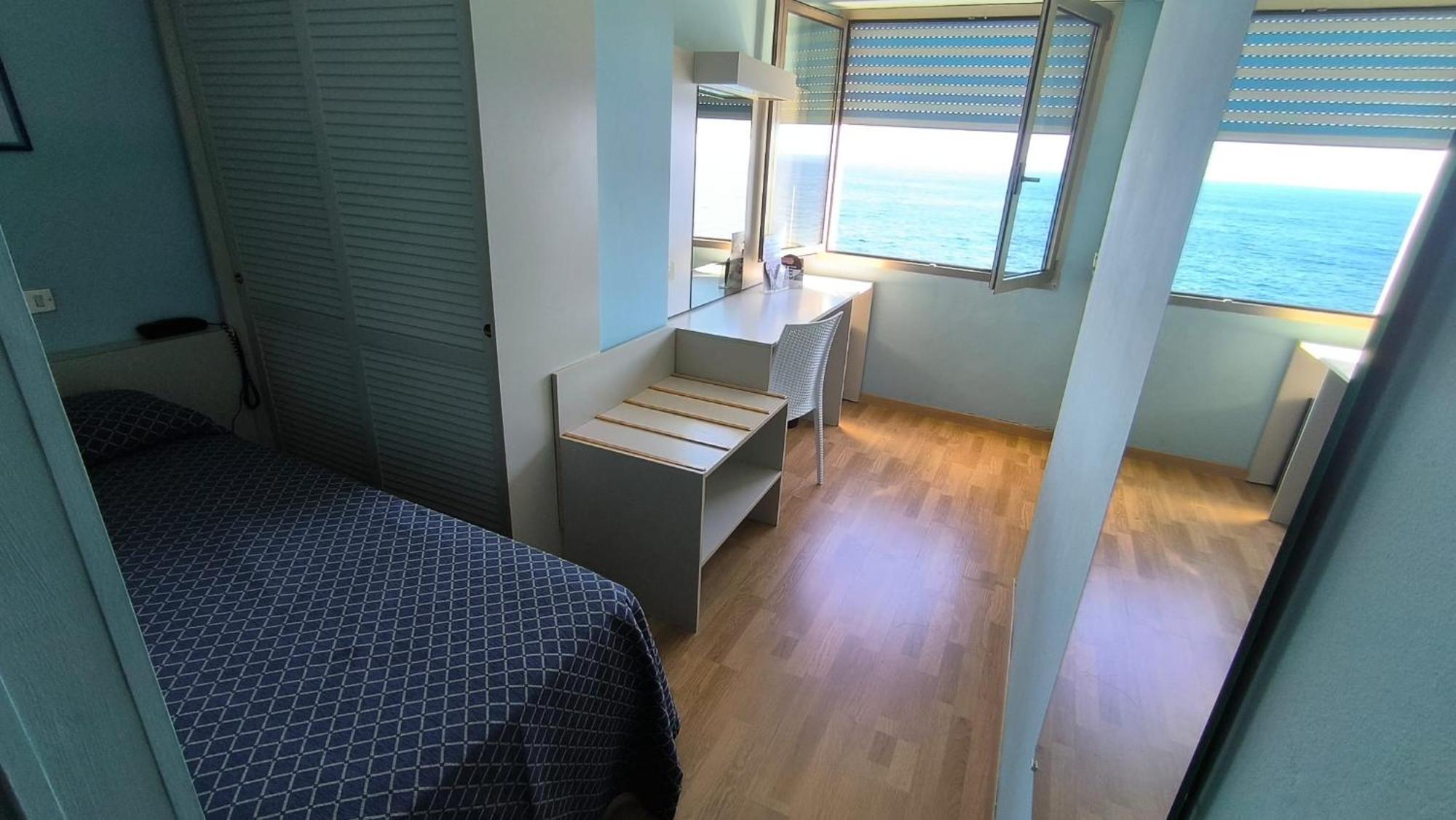 Hotel La Perla Del Capo Ospedaletti Bagian luar foto