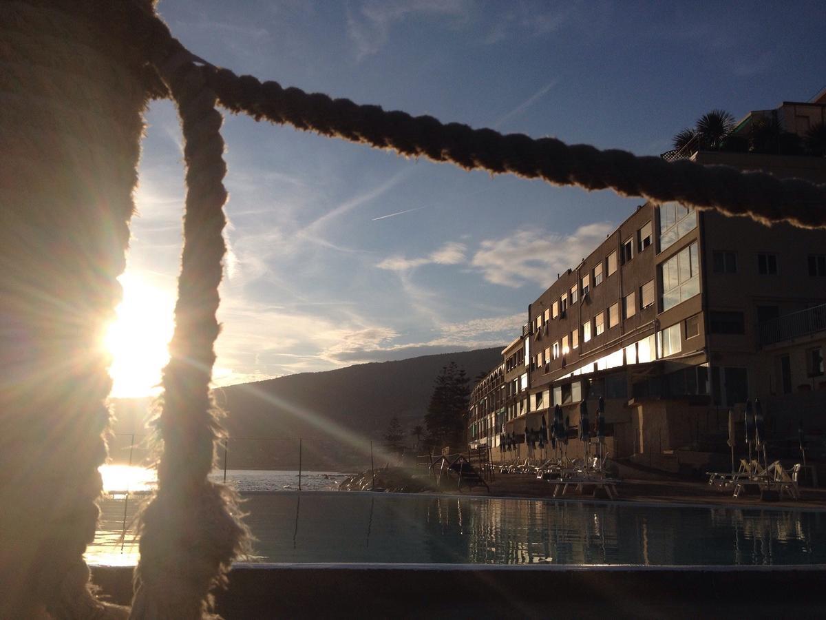 Hotel La Perla Del Capo Ospedaletti Bagian luar foto